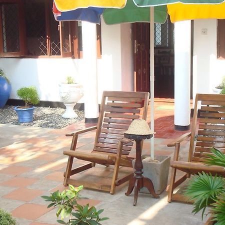 Blue Seas Guest House Dehiwala-Mont Lavinia Extérieur photo