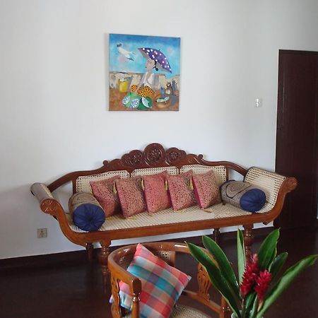 Blue Seas Guest House Dehiwala-Mont Lavinia Extérieur photo
