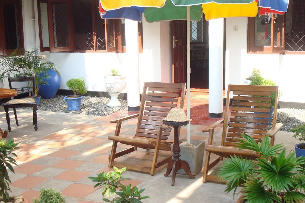 Blue Seas Guest House Dehiwala-Mont Lavinia Extérieur photo
