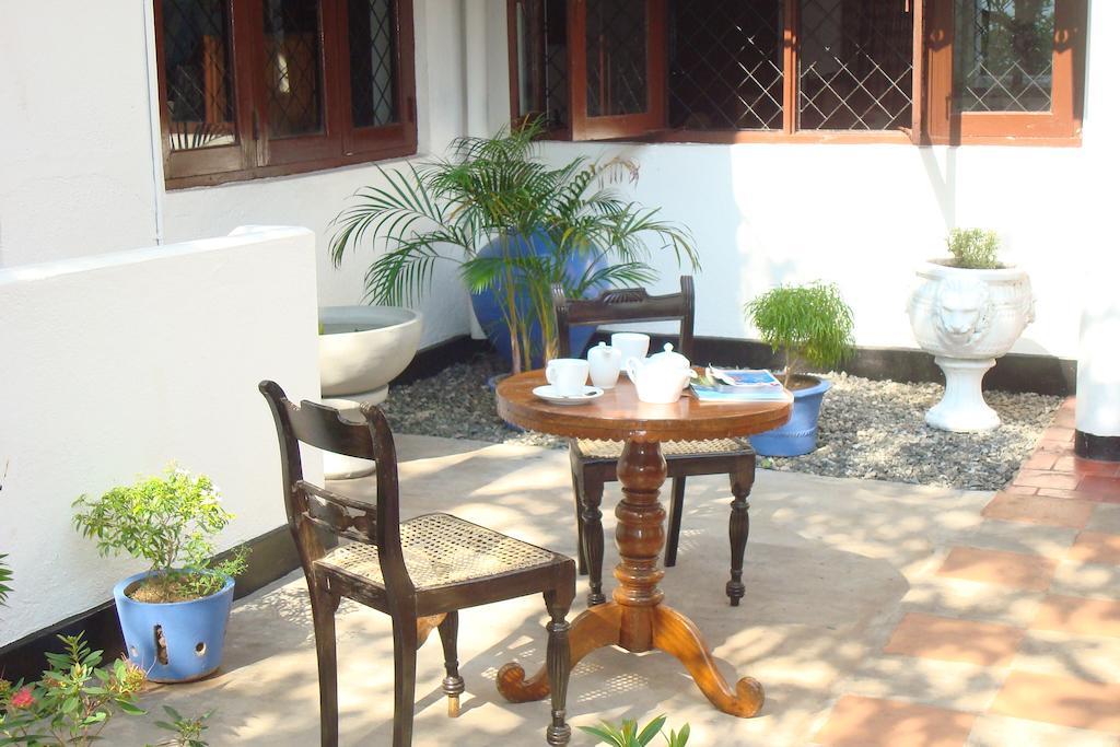 Blue Seas Guest House Dehiwala-Mont Lavinia Extérieur photo