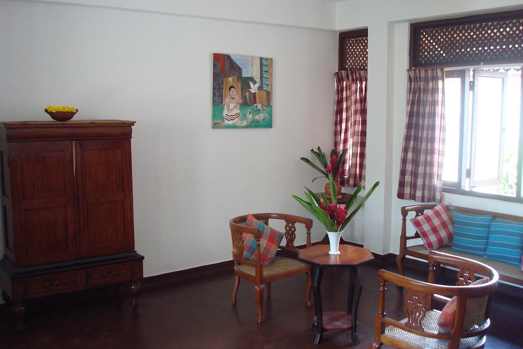 Blue Seas Guest House Dehiwala-Mont Lavinia Extérieur photo