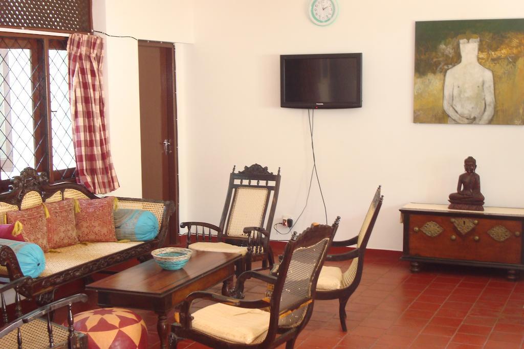 Blue Seas Guest House Dehiwala-Mont Lavinia Extérieur photo