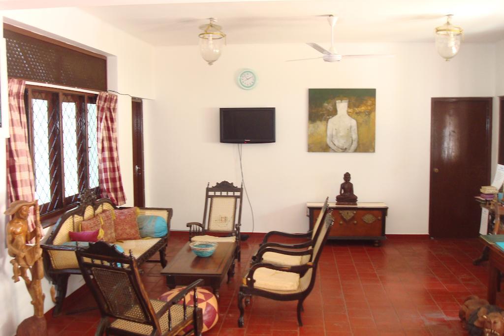 Blue Seas Guest House Dehiwala-Mont Lavinia Extérieur photo