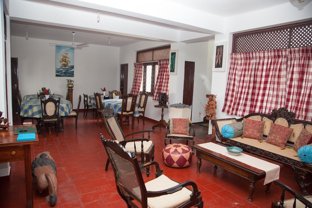 Blue Seas Guest House Dehiwala-Mont Lavinia Extérieur photo