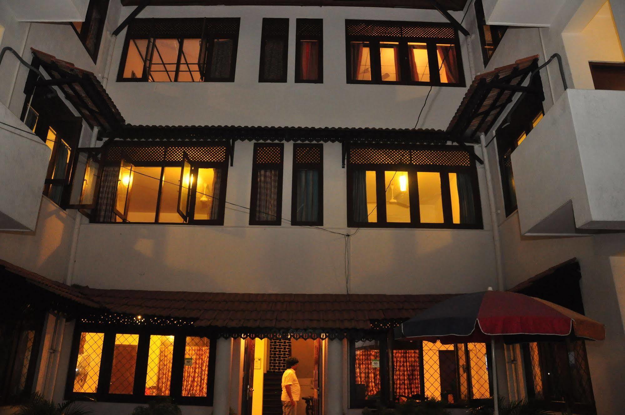 Blue Seas Guest House Dehiwala-Mont Lavinia Extérieur photo