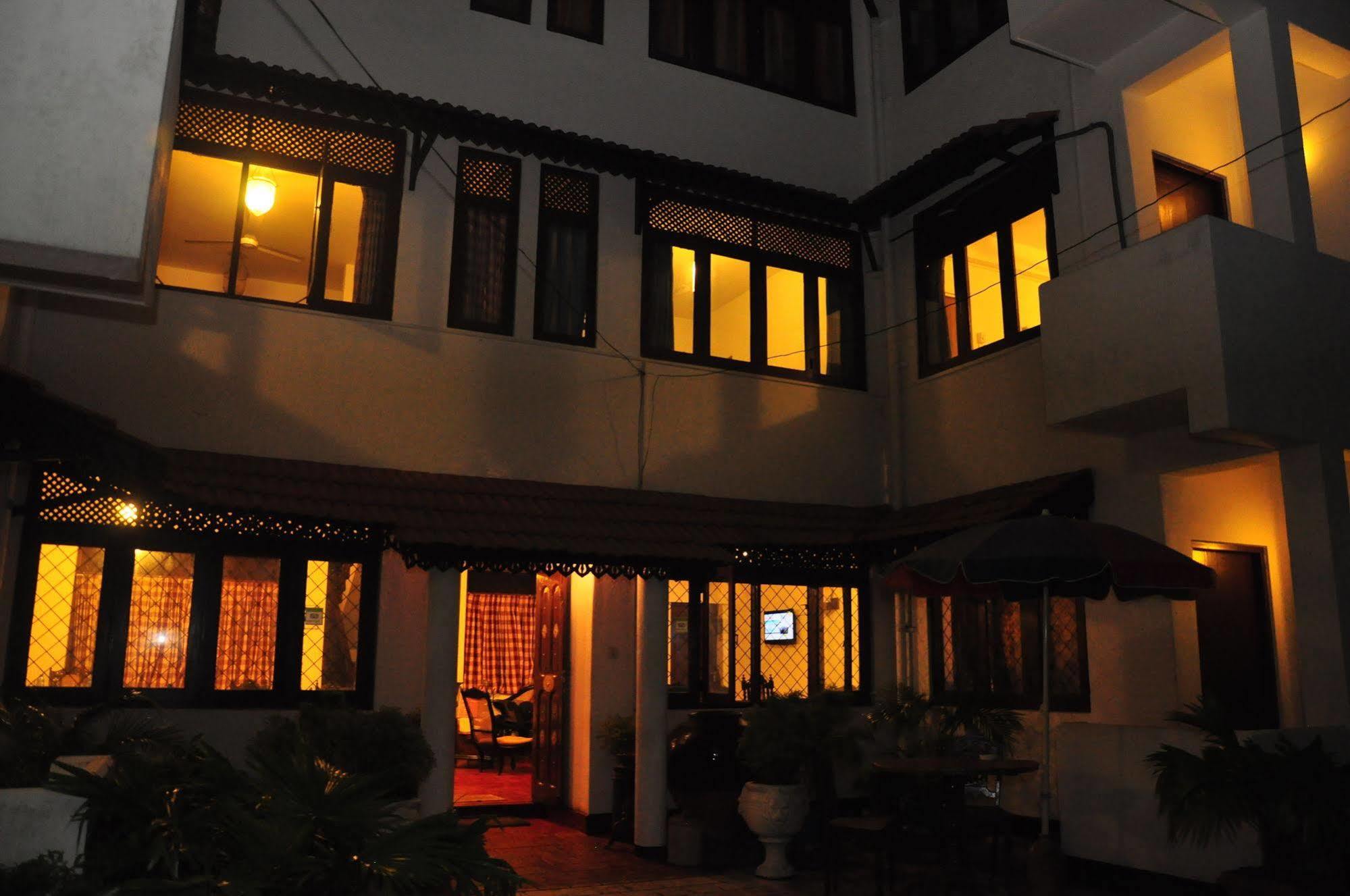 Blue Seas Guest House Dehiwala-Mont Lavinia Extérieur photo