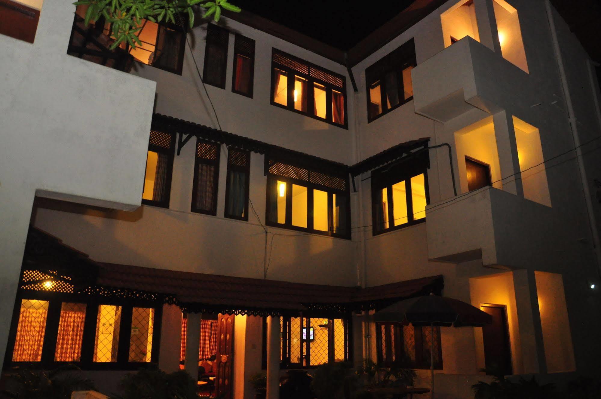 Blue Seas Guest House Dehiwala-Mont Lavinia Extérieur photo