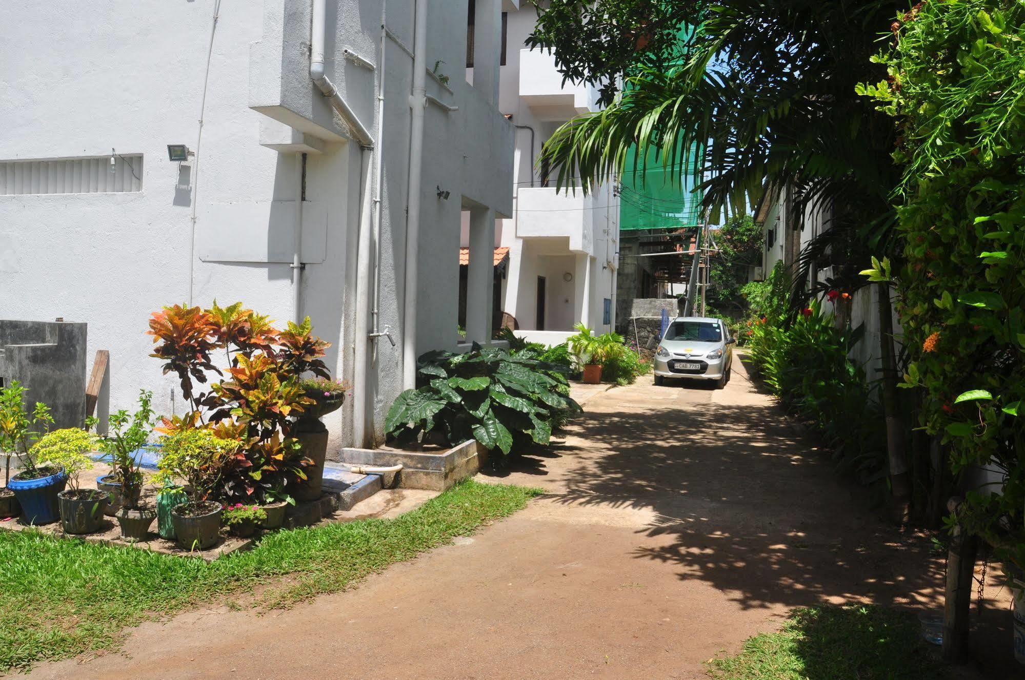 Blue Seas Guest House Dehiwala-Mont Lavinia Extérieur photo