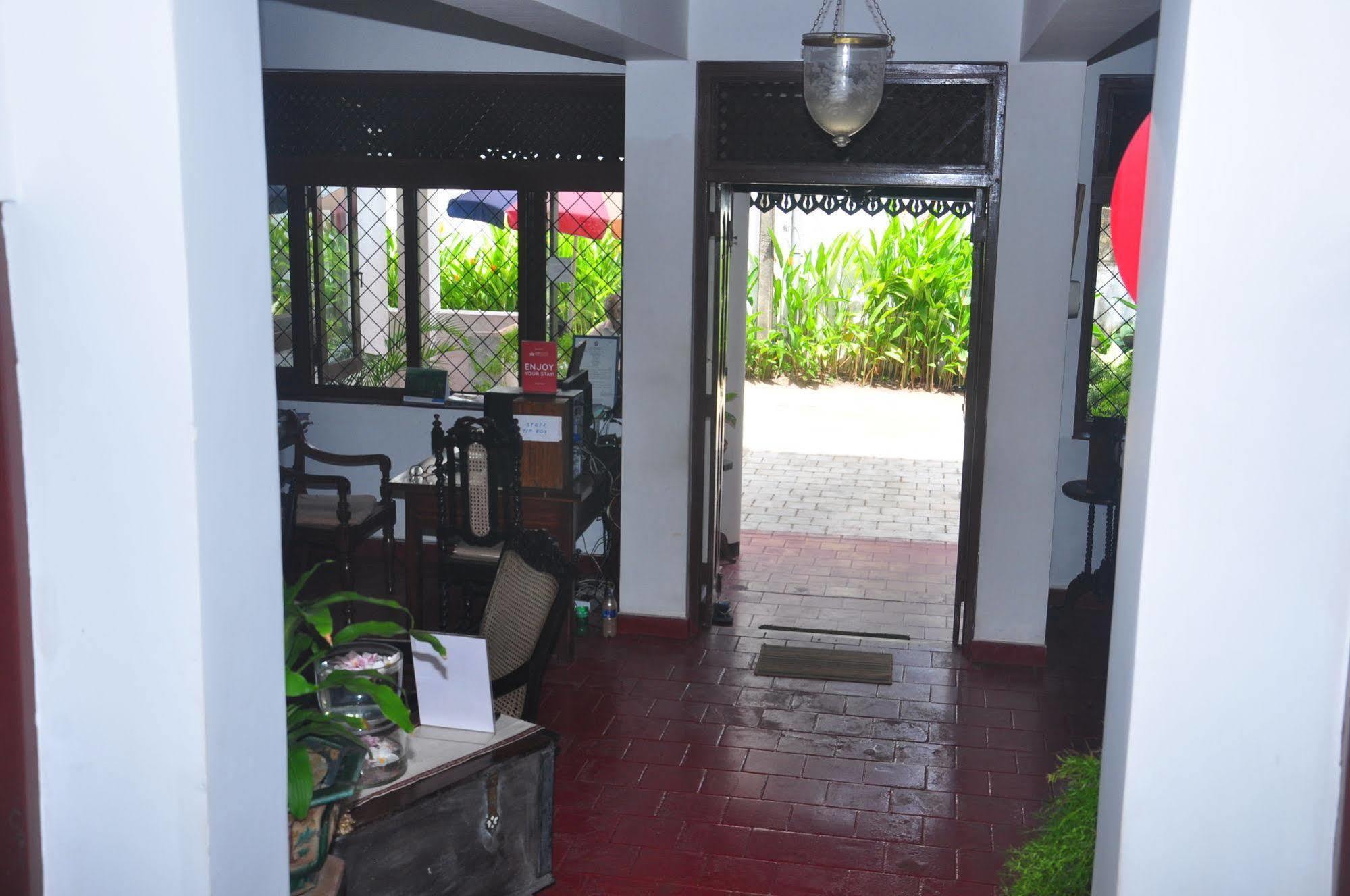 Blue Seas Guest House Dehiwala-Mont Lavinia Extérieur photo