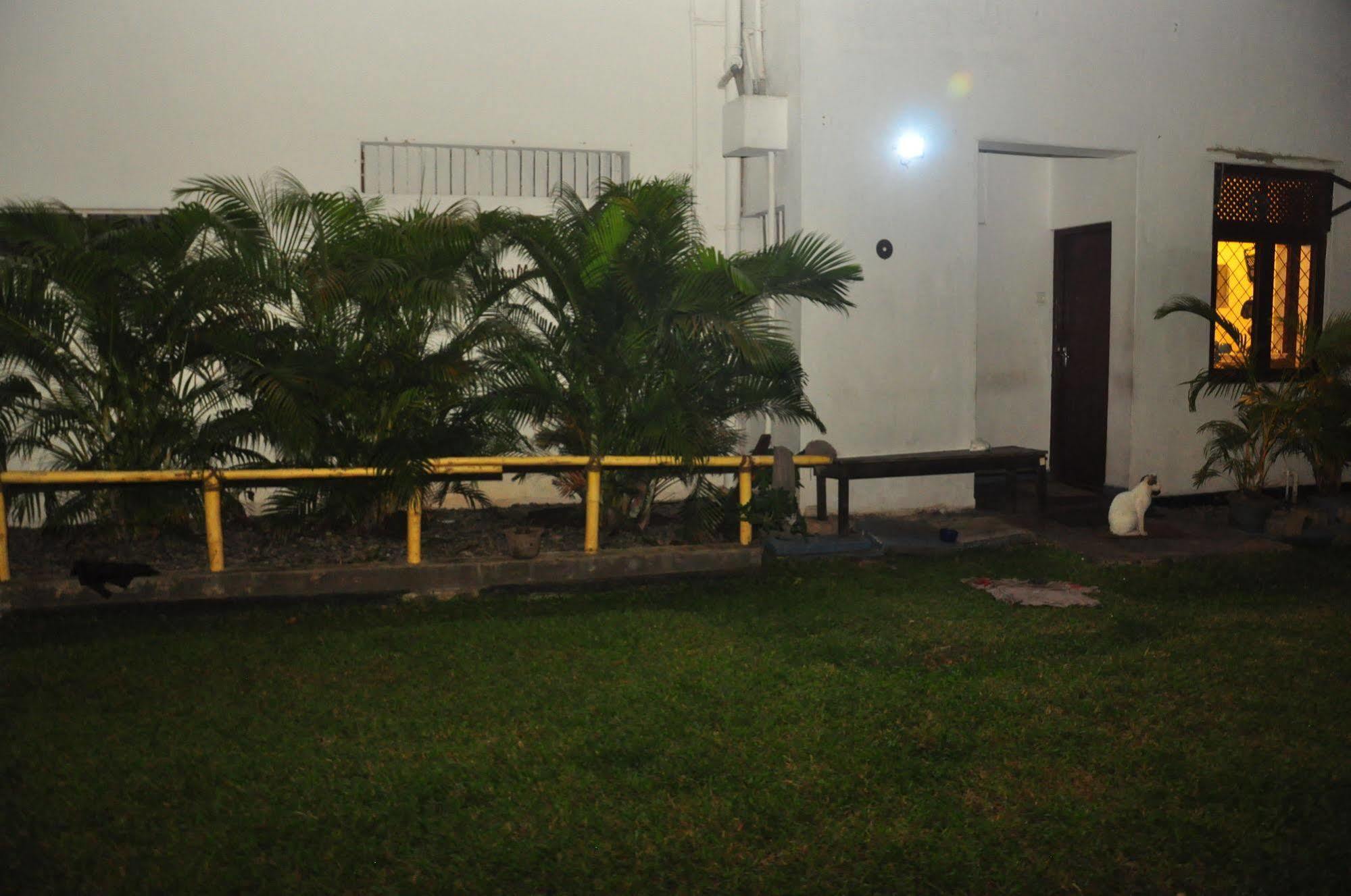 Blue Seas Guest House Dehiwala-Mont Lavinia Extérieur photo